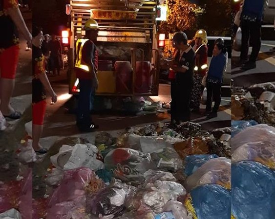▲烏日九龍圖書館前垃圾車斗發生爆炸。（圖／翻攝自Facebook／烏日在地情）