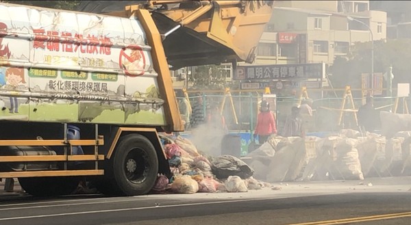 ▲烏日九龍圖書館前垃圾車斗發生爆炸。（圖／翻攝自Facebook／烏日在地情）