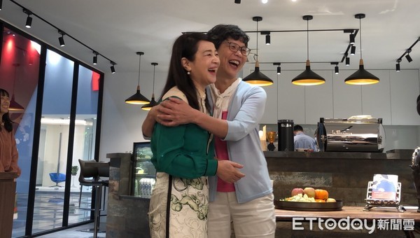 ▲▼蔡壁如周玉蔻擁抱。（圖／記者楊亞璇攝）