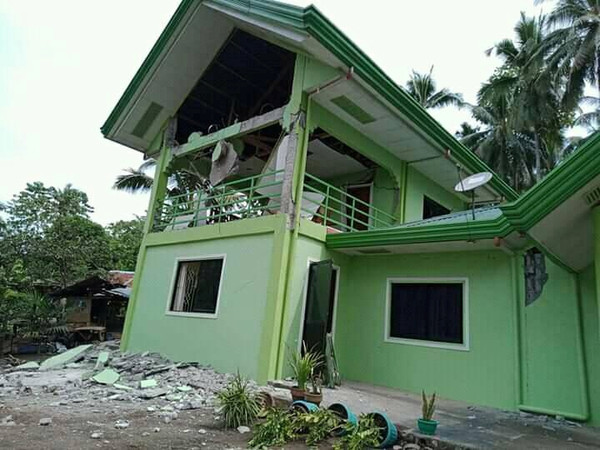 ▲▼菲律賓地震，房屋被震垮。（圖／路透）