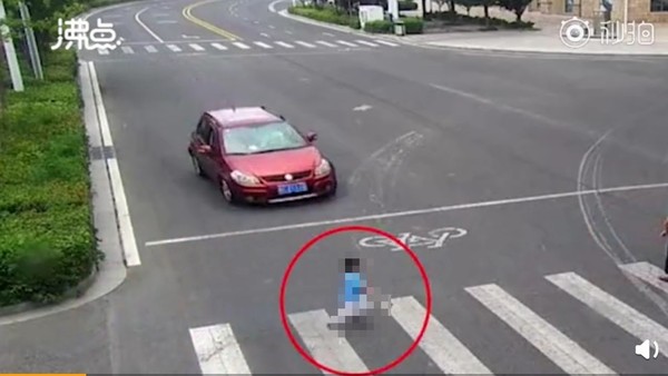 奶奶推嬰兒車闖紅燈過馬路　男童為了追上她慘遭快車撞飛。（圖／翻攝自大陸沸點視頻）