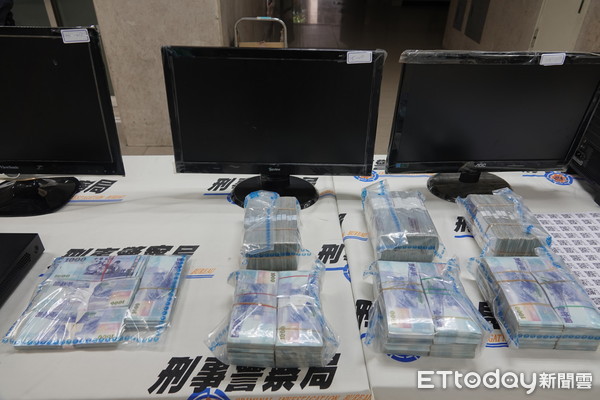 ▲刑事局29日發布全國掃蕩賭場績效，現場擺放超過上千萬元現金。（圖／記者張君豪攝）