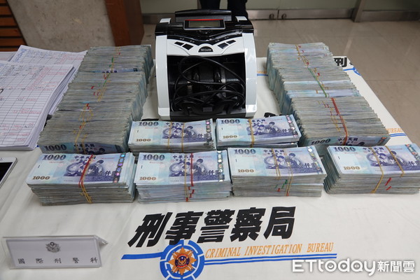 ▲刑事局29日發布全國掃蕩賭場績效，現場擺放超過上千萬元現金。（圖／記者張君豪攝）
