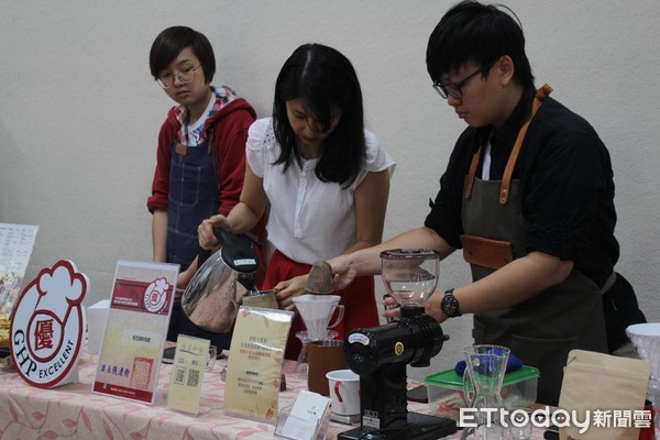 ▲獲證優良證書的「怪豆咖啡」，為大家分享食品安全自主管理技巧。（圖／記者楊鈞典翻攝）