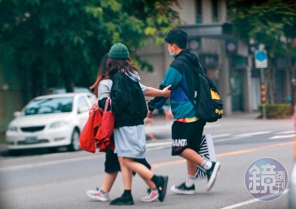 16:35 其中一名應該是經紀人，像保母似地拉著張立東（右）的手過馬路。