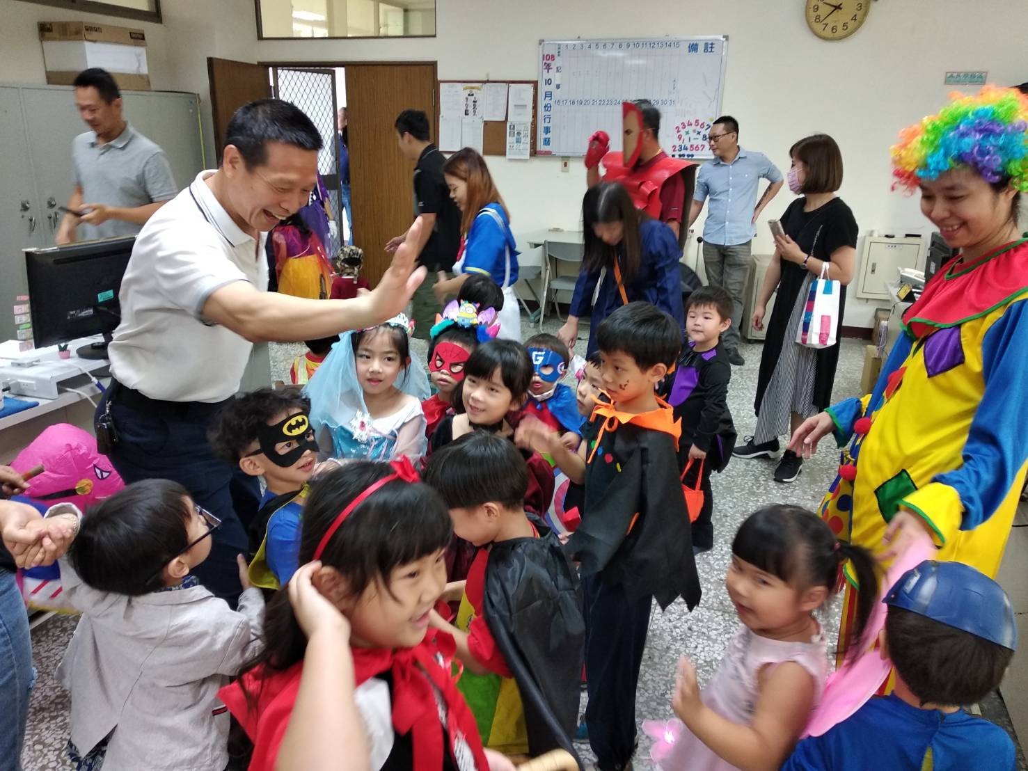 ▲台南市安定區一所私立幼兒園近30人師生，變裝勇闖善化警分局，高喊「不給糖就搗蛋」，分局內熱鬧非凡。（圖／記者林悅翻攝，下同）