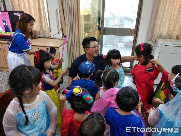 ▲台南市安定區一所私立幼兒園近30人師生，變裝勇闖善化警分局，高喊「不給糖就搗蛋」，分局內熱鬧非凡。（圖／記者林悅翻攝，下同）