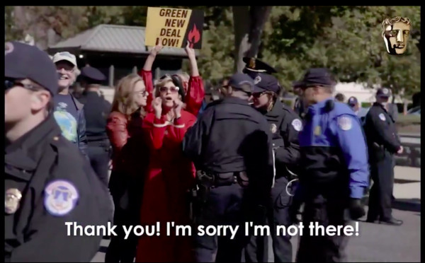 ▲▼81歲的奧斯卡影后珍方達（Jane Fonda）參與示威活動被捕，舉起上銬雙手喊得獎感言。（圖／翻攝自BAFTA推特）