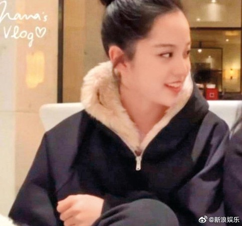 儘管不肯鬆口認戀情，但歐陽娜娜9月才被抓包穿了陳飛宇的外套，日前又被發現穿同款毛領外套。（翻攝自微博）