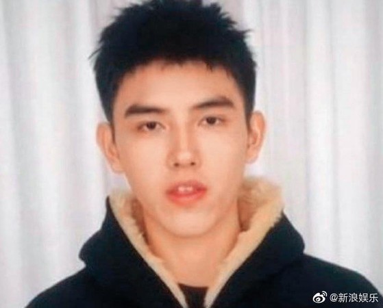 儘管不肯鬆口認戀情，但歐陽娜娜9月才被抓包穿了陳飛宇的外套，日前又被發現穿同款毛領外套。（翻攝自微博）