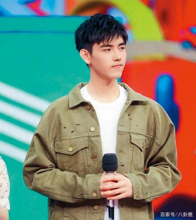 儘管不肯鬆口認戀情，但歐陽娜娜9月才被抓包穿了陳飛宇的外套，日前又被發現穿同款毛領外套。（翻攝自微博）