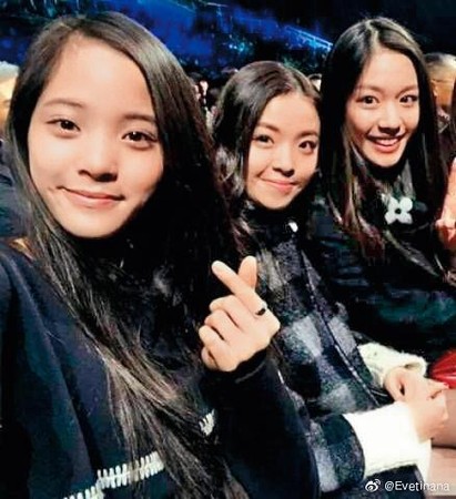 歐陽娜娜（左）曾經打進富二代綦美合（右）、王文也（中）的閨密團，卻因為陳飛宇慘遭白富美們霸凌。（翻攝自Evetinana微博）