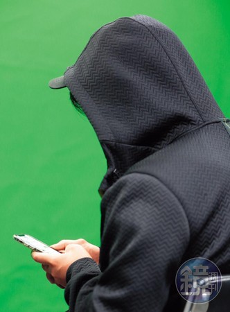 X先生（圖）秀出手機內的受害者群組表示，李冠億在兩岸到處騙錢，甚至有大陸受害人被騙了人民幣800萬元（約新台幣3400多萬元）。