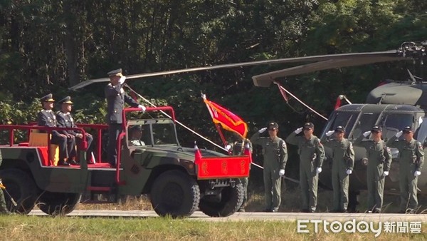 ▲▼UH-60M黑鷹直升機全作戰能力成軍，陸軍司令陳寶瑜親自校閱。（圖／記者呂佳賢攝）