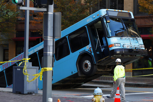 ▲▼美國匹茲堡一台公車慘被大洞吞噬。（圖／達志影像／美聯社）