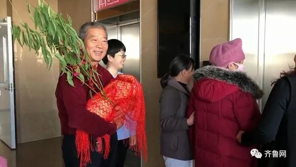 ▲山東棗莊67歲孕婦順利產下一名女嬰「天賜」。（圖／翻攝自齊魯網）