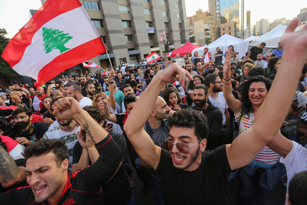 ▲▼黎巴嫩總理哈里里（Saad al-Hariri）宣布下台後，民眾歡呼。（圖／路透）