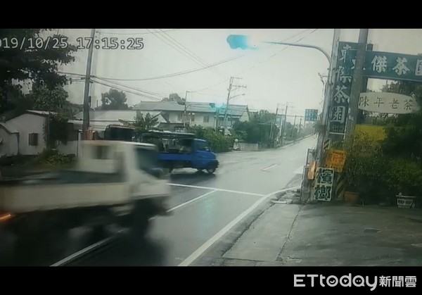 ▲藍色自小貨車違規行駛，造成白色自小貨車衝撞民宅險翻車。（圖／記者楊鈞典翻攝）