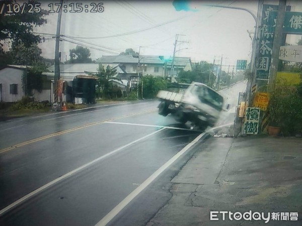 ▼白色自小貨車衝撞民宅險翻車。（圖／記者楊鈞典翻攝）