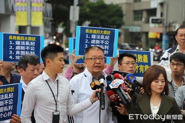 ▲陳杰不滿被開除黨籍，下午到國民黨中央黨部前嚴正抗議。（圖／陳杰辦公室提供）