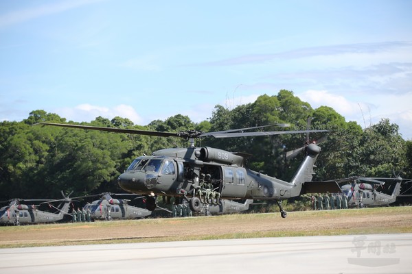 陸軍UH-60M直升機成軍　建構空地作戰新銳戰力。（圖／軍聞社）