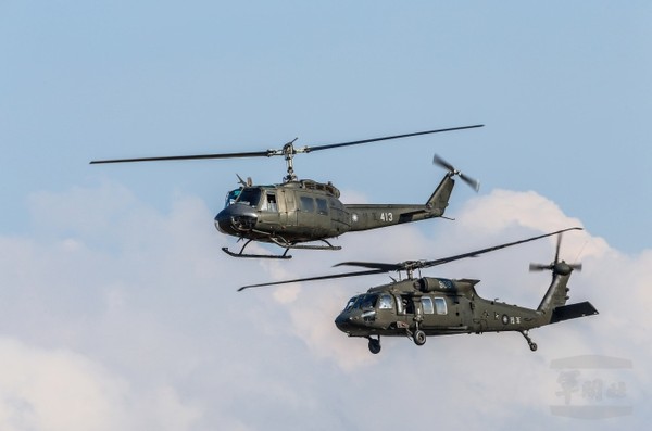 UH-1H直升機帶著榮耀交棒除役，UH-60M黑鷹直升機投入作戰序列，繼續傳承保家衛國的神聖使命。（圖／軍聞社）