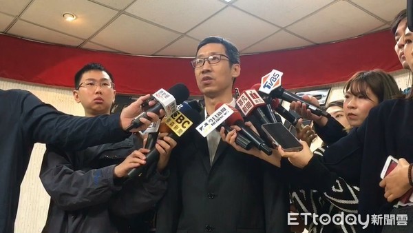 ▲郭台銘陣營發言人蔡沁瑜31日晨到刑事局報案網友對郭台銘及其家人人身攻擊、恐嚇。（圖／記者張君豪攝）