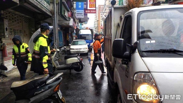 ▲ 維護用路人安全 三峽警聯合區公所強力實施清道大執法。（圖／記者郭世賢翻攝）