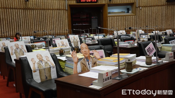 ▲高雄市民進黨議員在議會當中擺韓國瑜人形立牌             。（圖／記者吳奕靖攝）