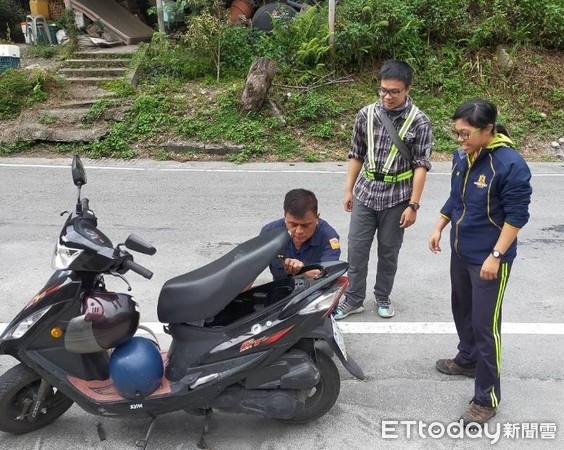 ▼霧鹿派出所警員余正義協助民眾拆下機車故障電瓶。（圖／記者楊鈞典翻攝）