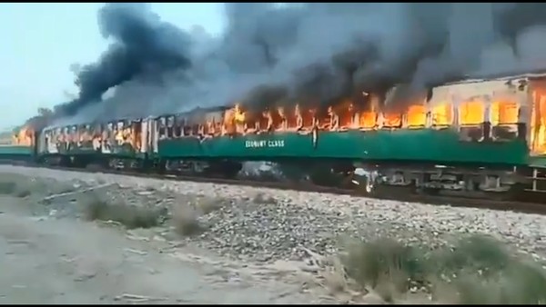 ▲▼巴基斯坦火車大火。（圖／翻攝自推特／@ghulamabbasshah）