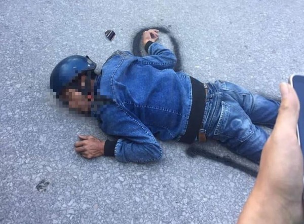 ▲▼越南酒醉男車禍後倒在地上睡著。（圖／翻攝自Clip Giải Trí臉書粉專）