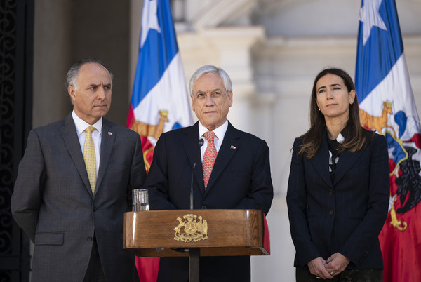 ▲智利總統皮涅拉(中)周三宣布，取消舉辦APEC峰會。(圖／達志影像／美聯社)