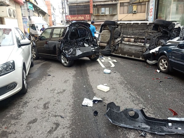 快訊 刑警追毒品案 桃園八德 連環追撞 車翻覆警 嫌受傷一度困車內 Ettoday社會新聞 Ettoday新聞雲