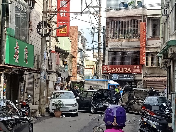 ▲▼警查緝毒品案，八德廣隆街福國街口多車連環追撞。（圖／翻攝臉書社團「記憶八德」）