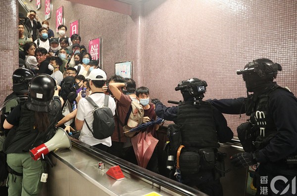 ▲831太子站衝突，港鐵CCTV片段首曝光。（圖／香港01授權提供，下同）
