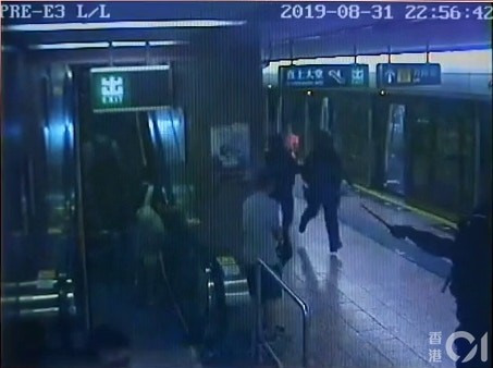 ▲831太子站衝突，港鐵CCTV片段首曝光。（圖／香港01授權提供，下同）