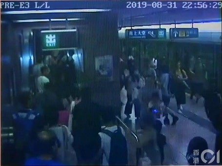 ▲831太子站衝突，港鐵CCTV片段首曝光。（圖／香港01授權提供，下同）