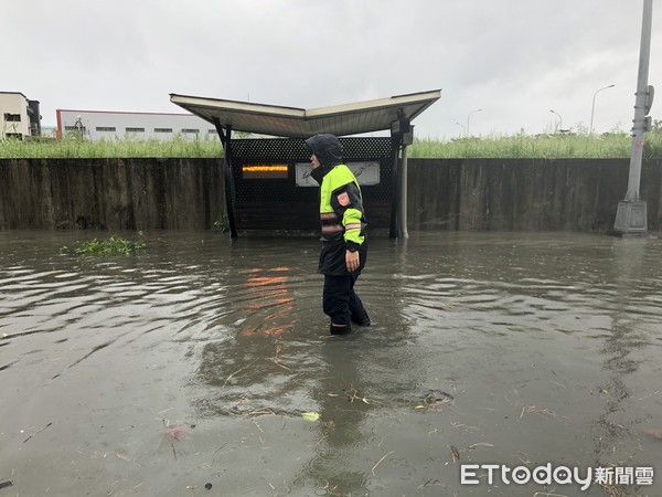 ▲▼豪雨宜蘭蘇澳五結等地一度淹水約30公分，警冒雨適時交管阻危害。（圖／記者游芳男翻攝，下同）