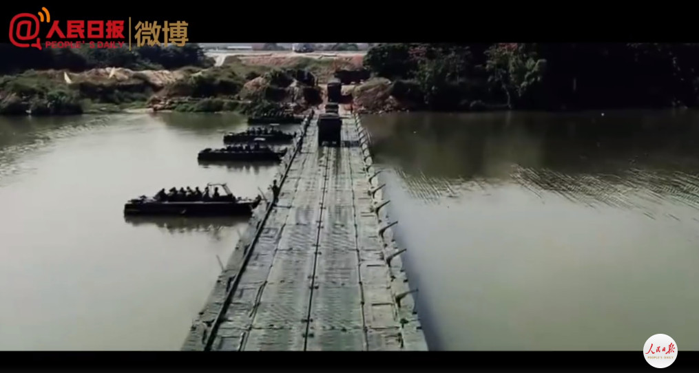▲▼解放軍陸軍迅速架鋼鐵橋。（圖／翻攝人民日報的微博視頻截圖）