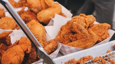 公司食堂「炸雞被搶光光」！日企業決定徵收炸物稅　幫員工降膽固醇