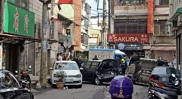 ▲桃園地檢署指揮桃市、花縣刑大在桃園市八德區緝毒，褚姓男子企圖逃逸卻連續追撞車輛還撞上檳榔攤翻覆，現場一片狼藉。（圖／網友提供）