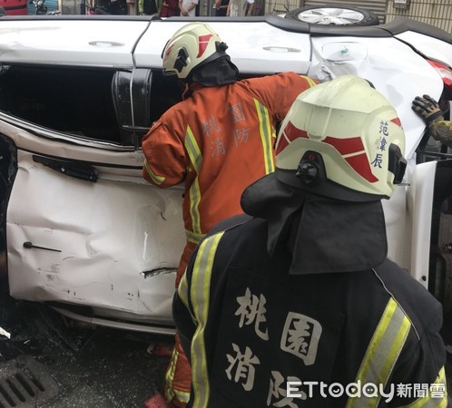 ▲桃市、花縣刑大31日在桃市八德區緝毒，褚姓男子連續追撞車輛翻覆，消防人員到場搶救傷者。（圖／記者沈繼昌翻攝）