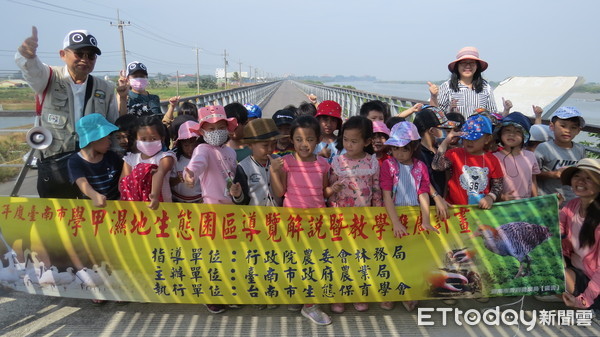 ▲台南市立學甲幼兒園訪視台南學甲地生態園區，小朋友近距離認識濱海植物、蟹類，都感到非常興奮。（圖／記者林悅翻攝，下同）