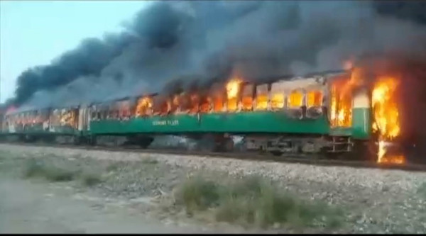 ▲▼巴基斯坦列車火燒車事故，當局初步認為是乘客違規烹飪食物導致。（圖／路透）