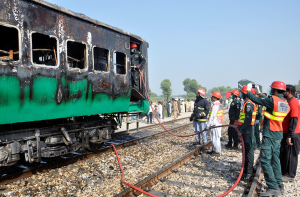 ▲▼巴基斯坦列車火燒車事故，當局初步認為是乘客違規烹飪食物導致。（圖／路透）