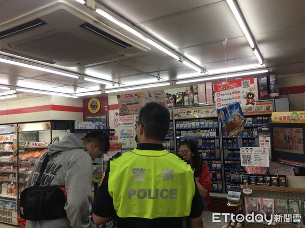 ▲台南市警六分局金華所警員林郁鈞、陳弘岩等2員，及時制止郭姓男子被騙5萬元。（圖／記者林悅翻攝，下同）