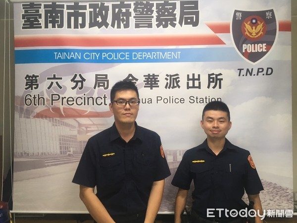 ▲台南市警六分局金華所警員林郁鈞、陳弘岩等2員，及時制止郭姓男子被騙5萬元。（圖／記者林悅翻攝，下同）