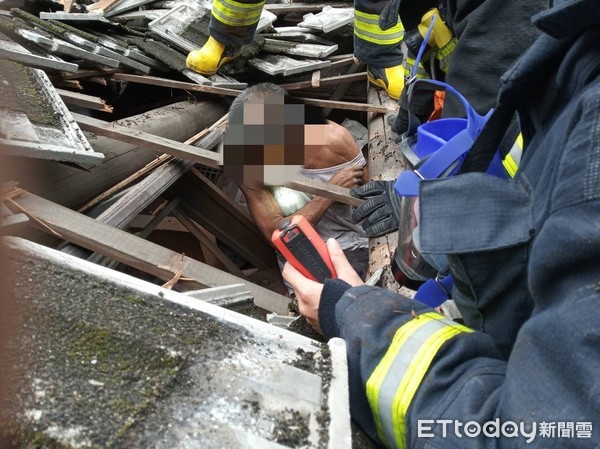 ▲▼宜蘭市老舊廢棄三合院屋頂塌陷，1男性遊客被壓傷。（圖／記者游芳男翻攝，下同）