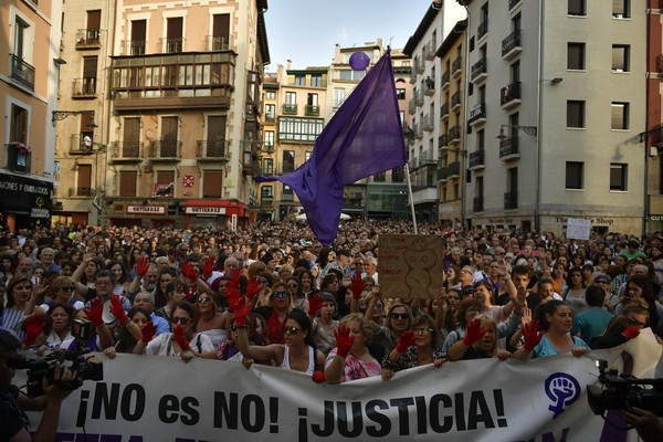 ▲▼西班牙群眾聚集在潘普洛納（Pamplona），抗議法院裁定5名涉嫌輪暴的男性性侵罪名不成立。（圖／達志影像）